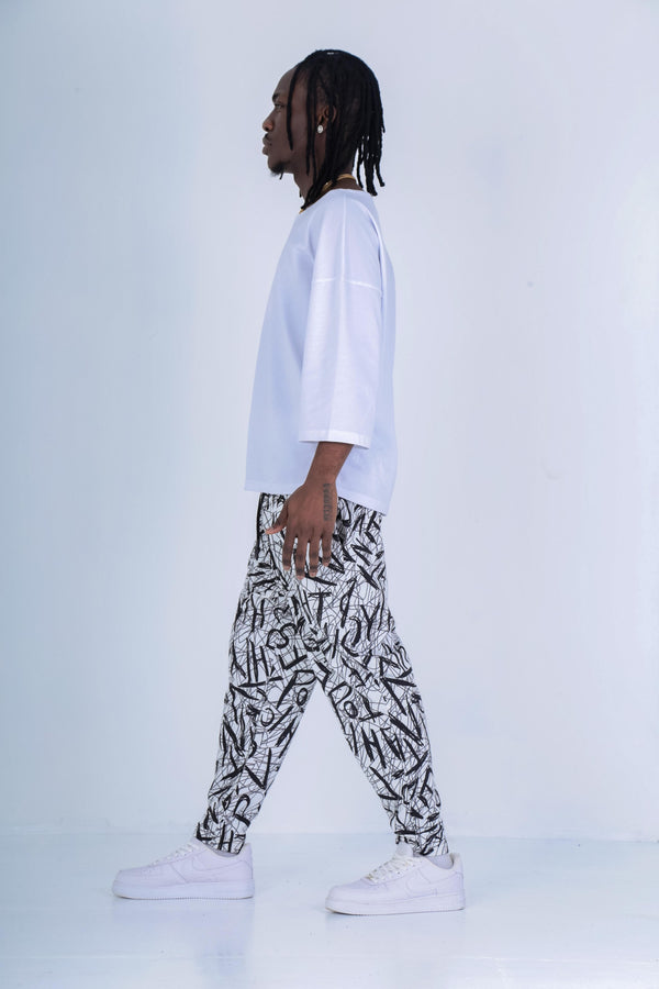 Beyaz - Siyah Grafiti Desenli Baget Pantolon COC1897
